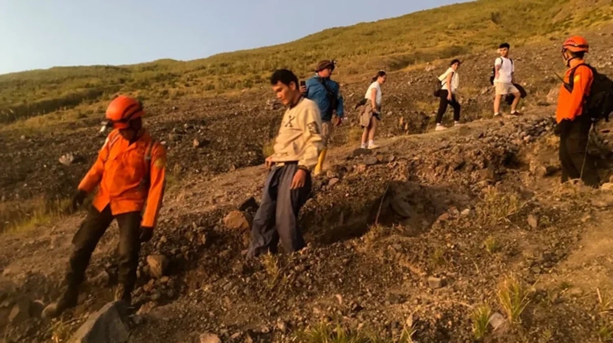 Tim SAR evakuasi empat pendaki Gunung Lokon, Sulut.