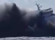 KMP Mutiara Santosa 2 Terbakar di Laut Jawa, Penumpang Panik Selamatkan Diri ke Laut!