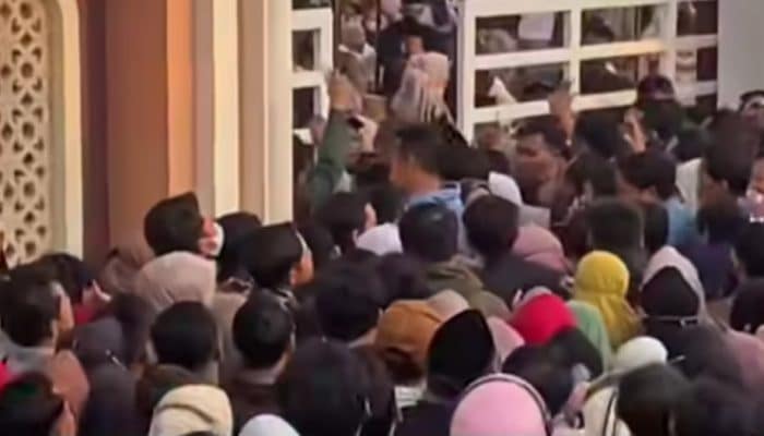 Ribuan Warga Rela Antre Demi Kurma Muda di Masjid Al Mubarok Mojokerto