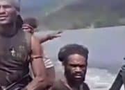 Viral! Beredar Video Diduga Anggota OPM Bawa Senjata Berat Naik Kapal Boat