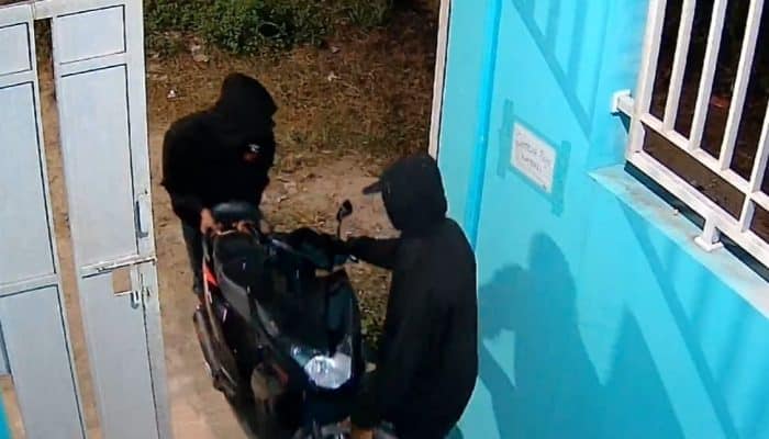 Dua Motor Mahasiswa di Kampung Andamoi, Curug Digondol Maling, Aksi 2 Pelaku Terekam CCTV