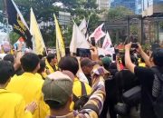 Aksi BEM UI di Bundaran HI Memanas, Mahasiswa Gagal Tembus Blokade Petugas!