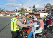 Jelang HUT RI ke-81, Polisi Bagikan Bendera Merah Putih ke Pengendara