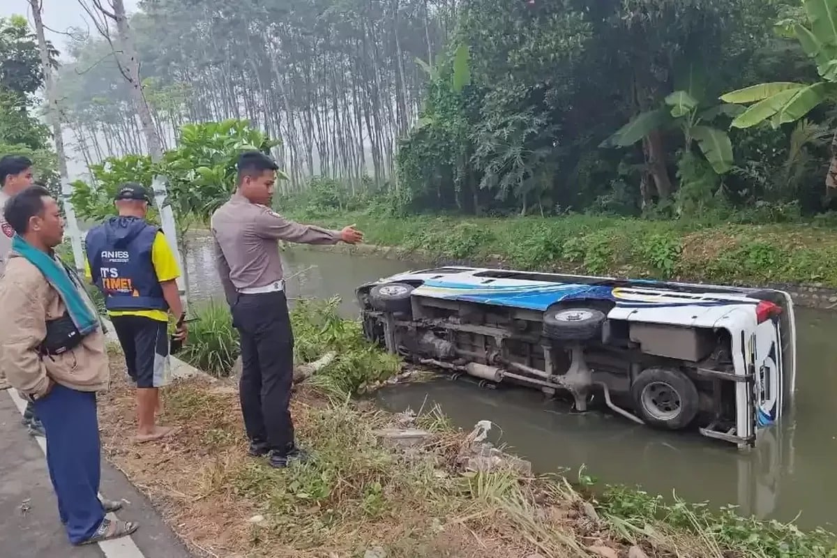 Minibus Peziarah Asal Jember Terjun