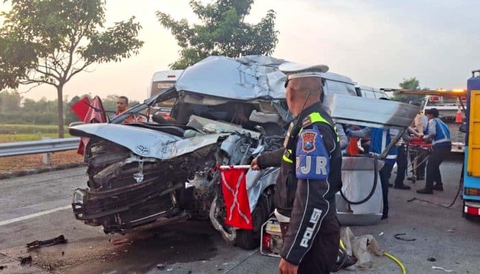 Kecelakaan Maut di Tol Pandaan – Malang: Toyota Hiace Hancur, Warga China Luka Berat Ringan
