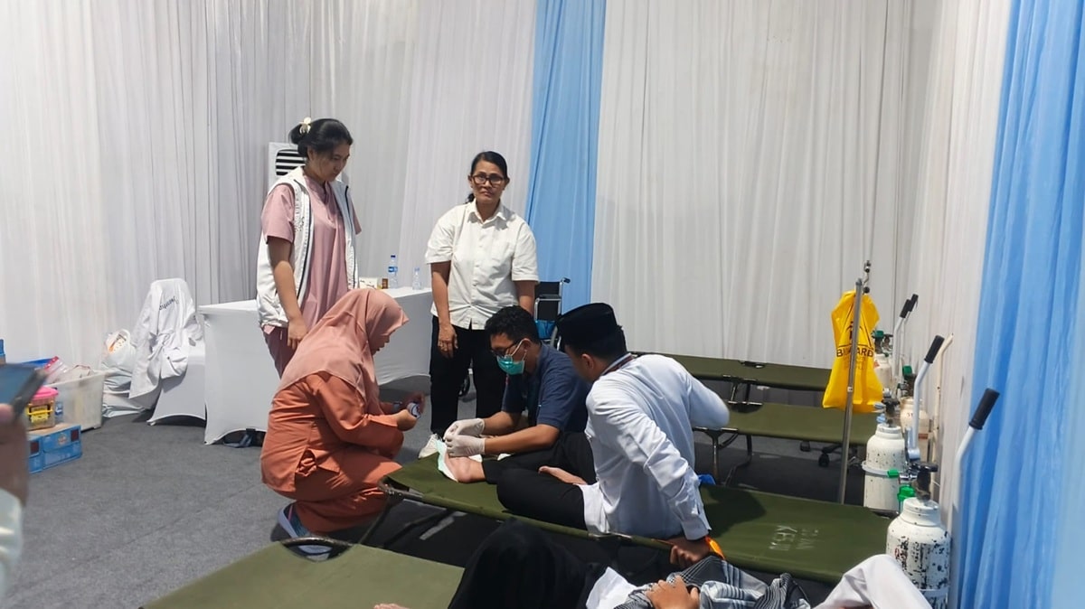 Dokter memeriksa kondisi kesehatan seorang peserta di tengah rangkaian Zikir dan Doa Kebangsaan di kawasan Monas.