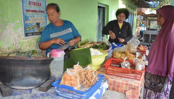 Harga Daging Ayam, Kacang Tanah dan Gula Merah Naik Penjual Sate Ayam dan Pecel Ponorogo Kelimpungan