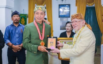Dedie Rachim Terima Satya Lancana Karaton Sumedang Larang, Jadi Kepala Daerah Pertama Penerima Penghargaan 8 Dedie Rachim Terima Satya Lancana Karaton Sumedang Larang