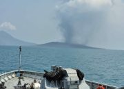 Gunung Anak Krakatau Erupsi, TNI AL Kerahkan KRI Lepu-861 Pantau Selat Sunda