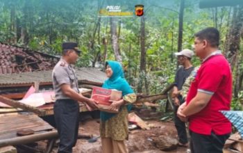 Rumah Lansia Roboh Diterjang Hujan di Garut, Polisi Salurkan Bantuan Sembako 3 Rumah roboh di Garut