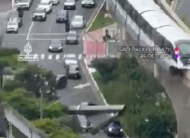 Kereta menabrak derek roboh di Brasil