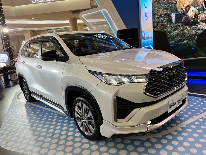 Toyota Innova Zenix HEV Terbaru